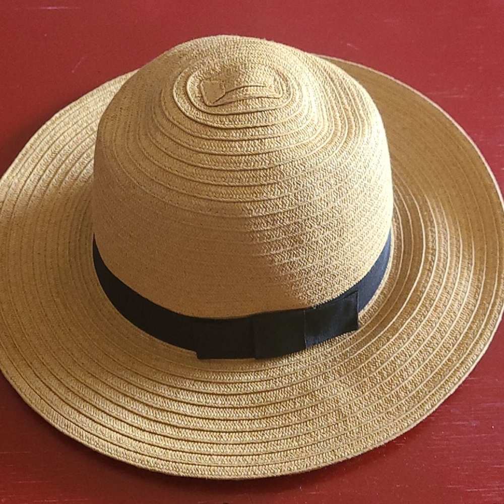 Straw hat with black ribbon bow detail